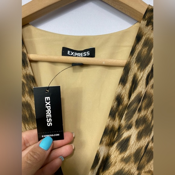 NWT-Express Cheetah V neck Cinch waist tie back Dress SM - Picture 4 of 12